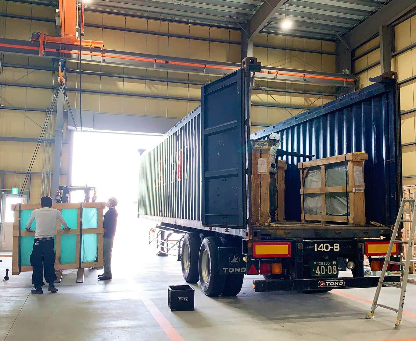 倉庫でトラックに荷物を積んでいる写真