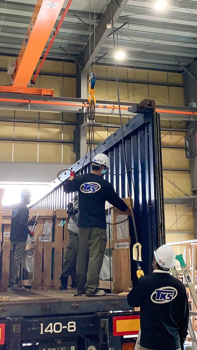 倉庫でトラックに荷物を積んでいる写真