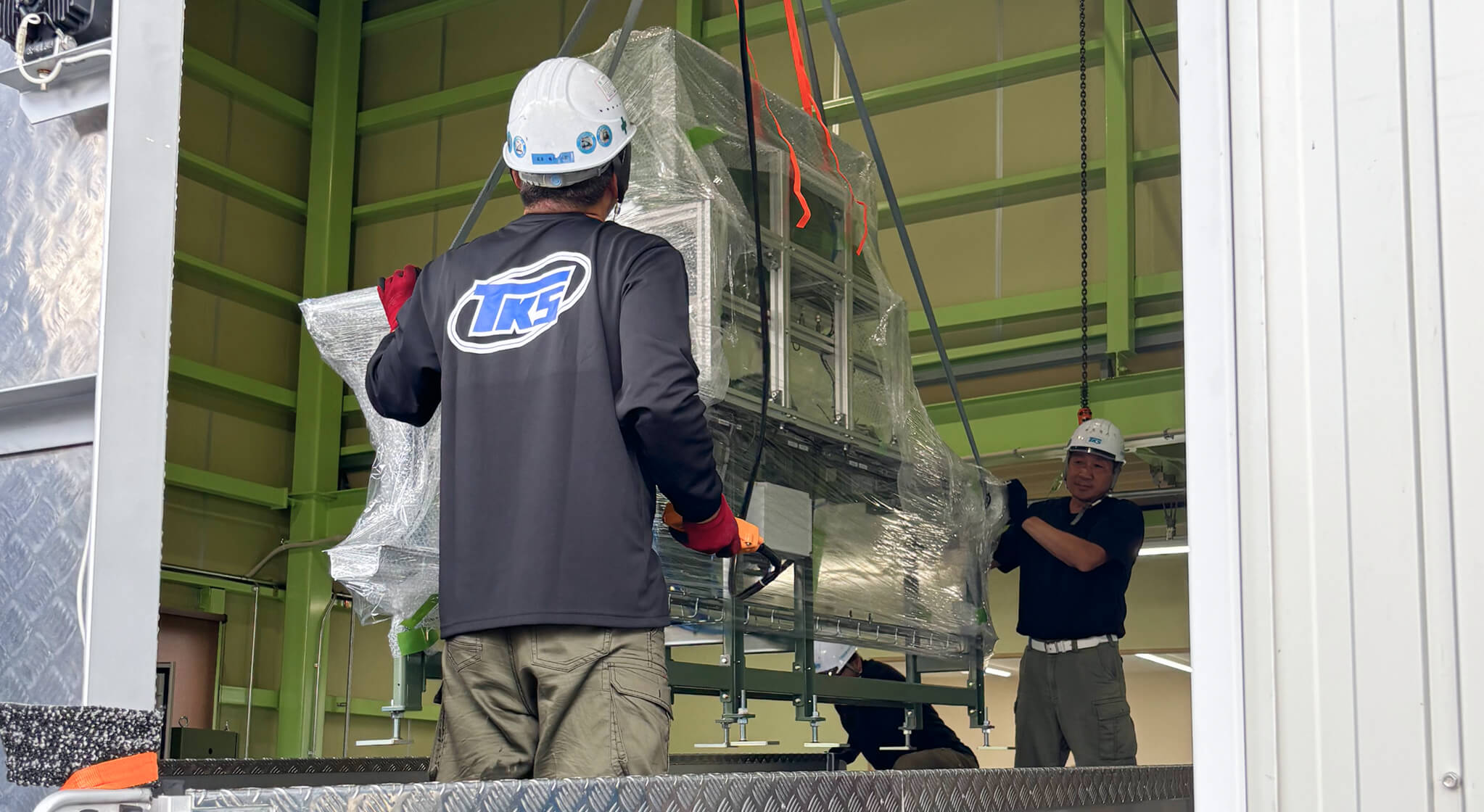 倉庫で荷物を運搬している写真