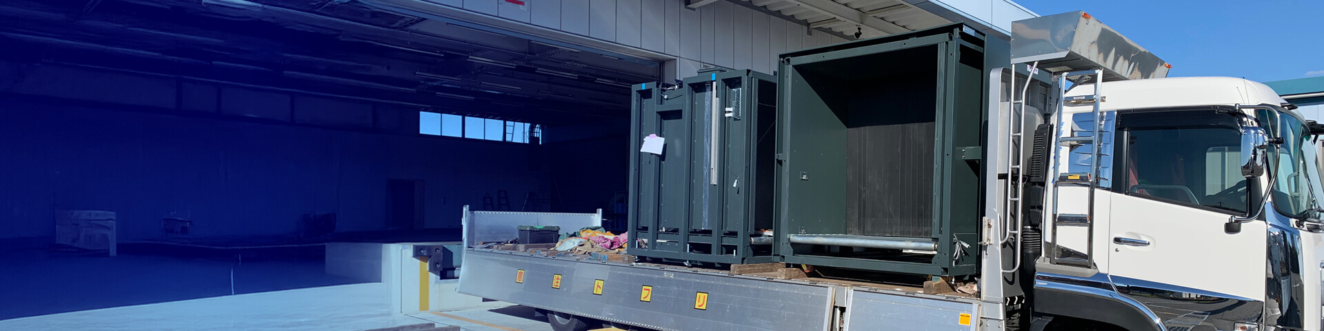 トラックに荷物をのせている写真