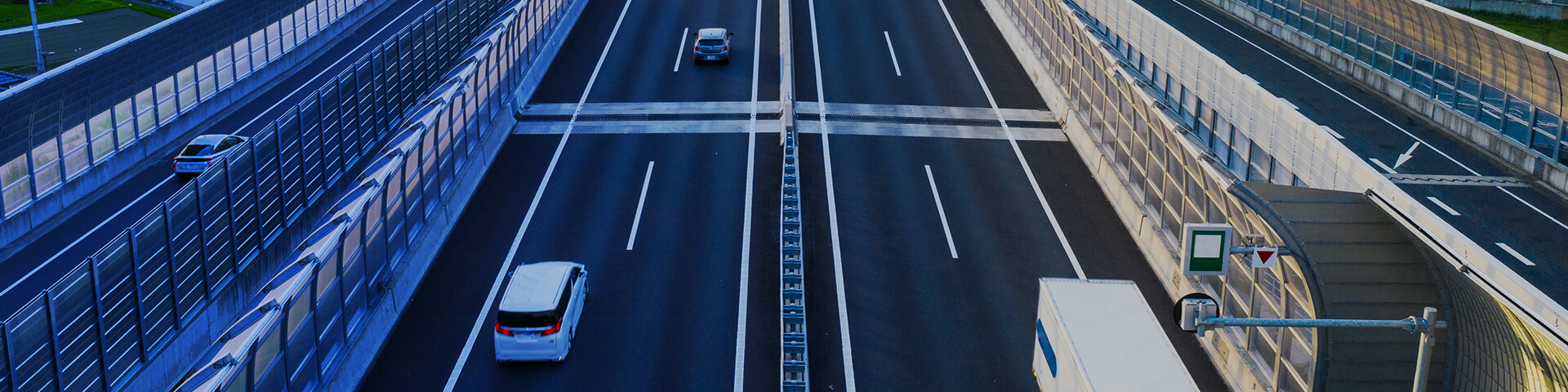道路を走るトラックの写真