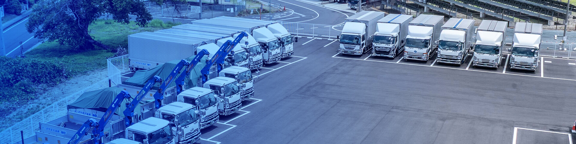 道路を走るトラックの写真
