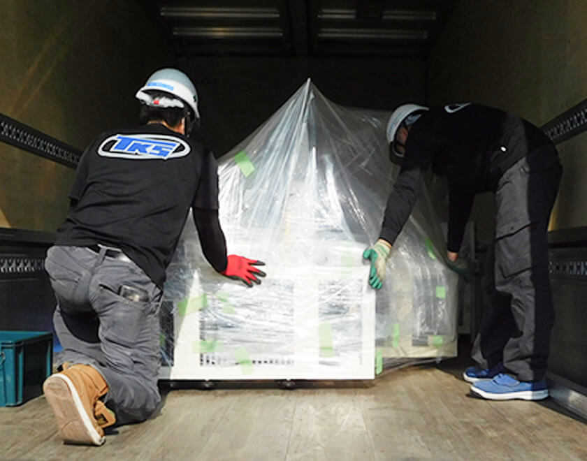 トラックに荷物を積んでいる写真