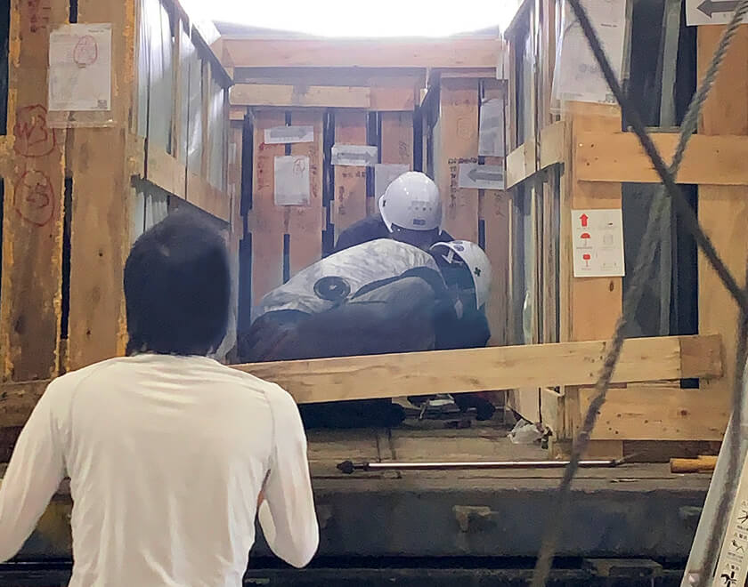 トラックに荷物を積んでいる写真